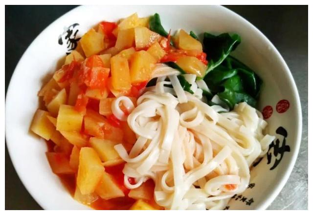 把面条和青菜捞出来,做好的西红柿土豆卤汁浇在面上.