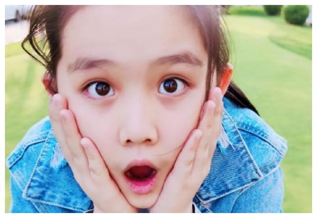 当时的孙怡饰演的果果是走丢的依蓓,她被养母捡到的时候是一个失去