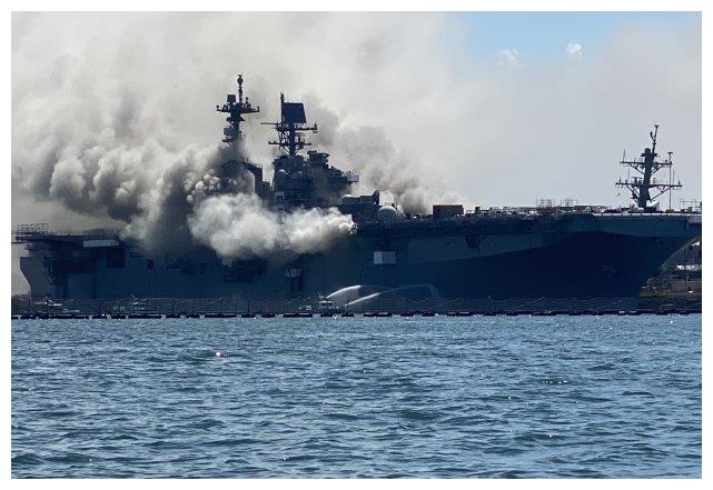 美军舰随时可能爆炸!大火从最底层坞舱烧起,部分飞行甲板或塌陷|爆炸|
