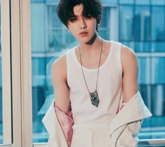 蔡徐坤身材简直绝了穿上白色背心秀肌肉粉丝看了都心动