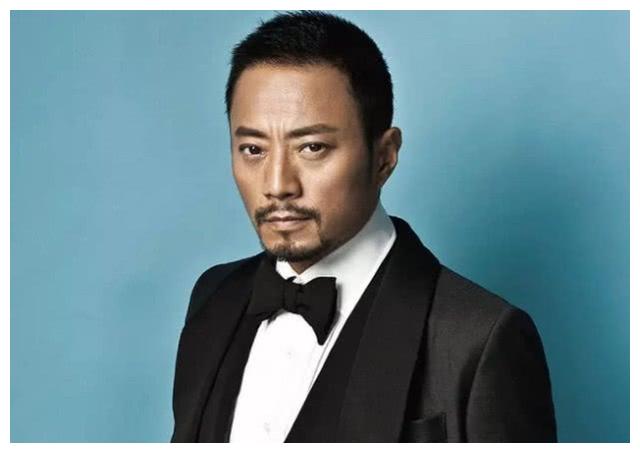 小生,白白净净的,如今也蓄起了胡须,他两腮上没有胡子,嘴唇上留八字胡