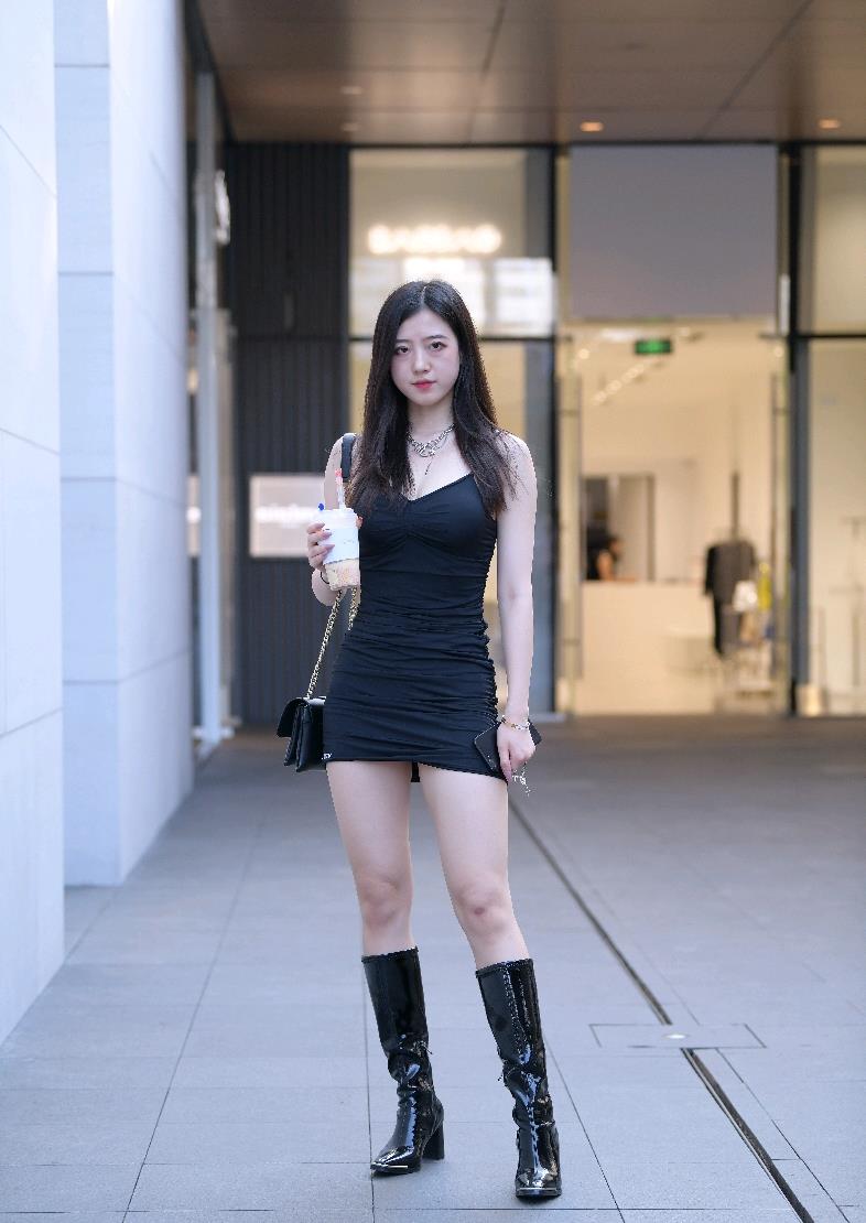 黑色吊带连衣裙搭配漆皮高筒靴凸显身材又优雅