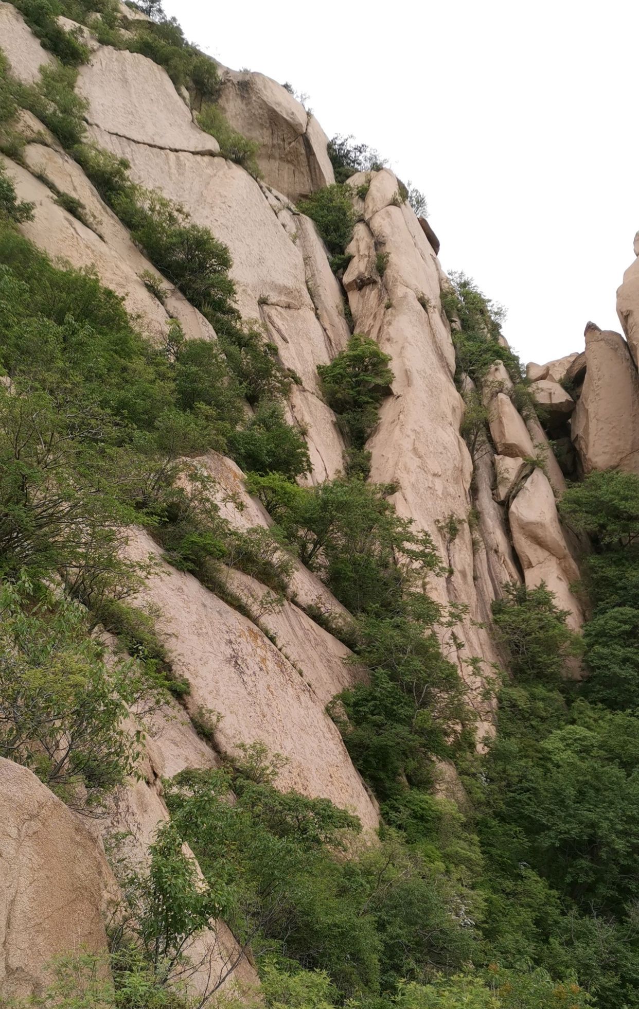 北京竟然有这么漂亮的悬崖峭壁怪石嶙峋