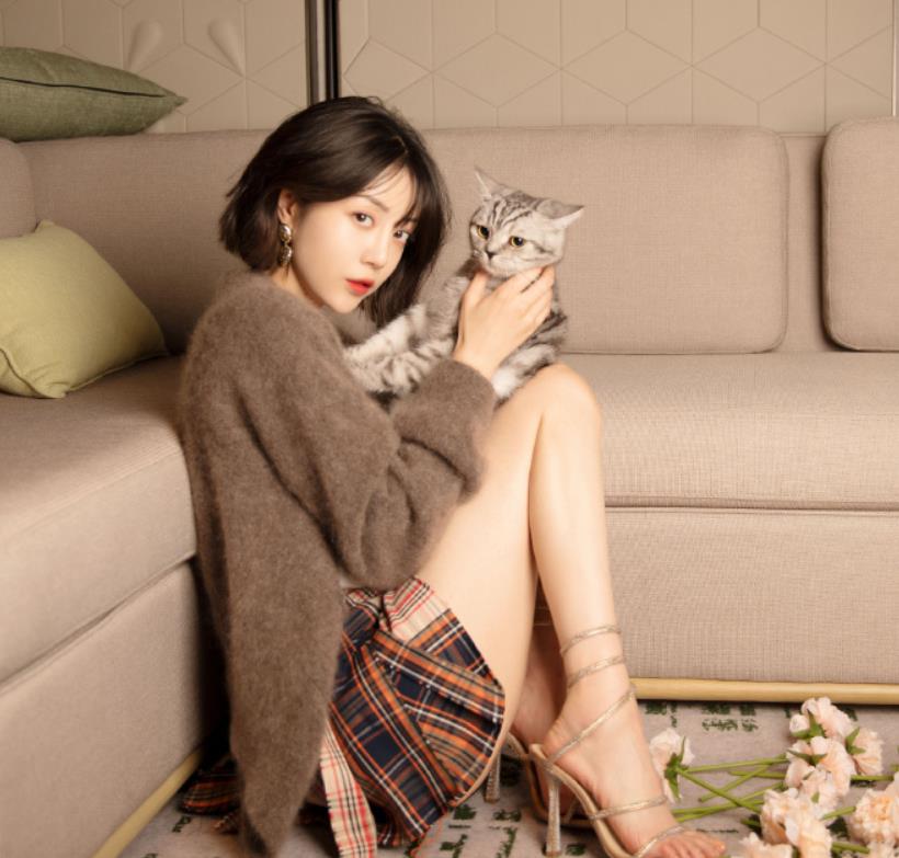 李溪芮的绿茶坐姿火了看看她双腿怎么放的贼显腿长