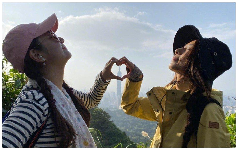 看到三人不约而同的穿着白色的上衣衬衫,面对镜头还都伸出手来比心