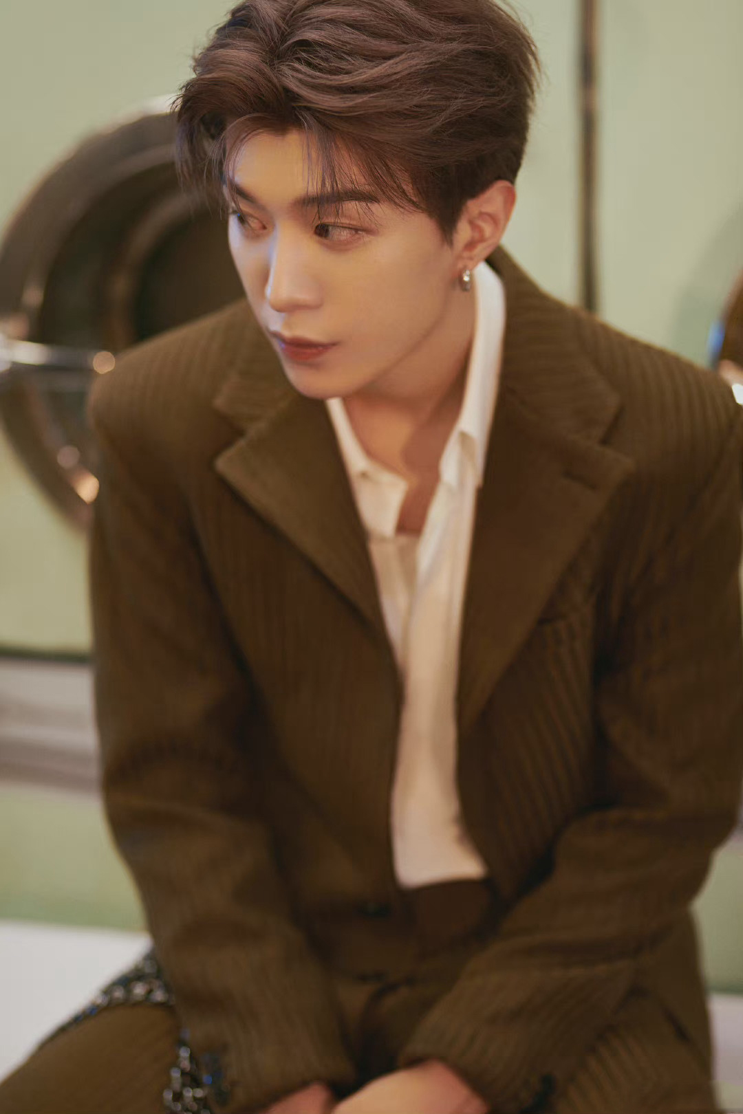 范丞丞身穿棕色西装内搭纯白衬衣,沉稳帅气,尽显贵气总裁范儿