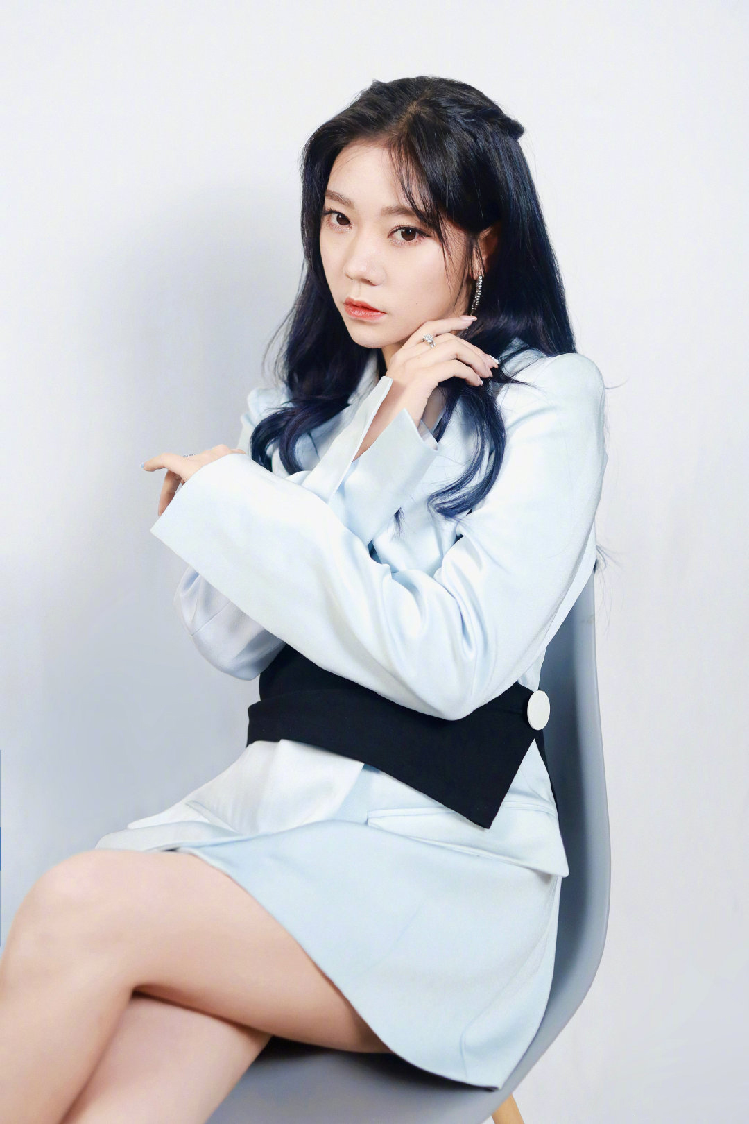 紫宁身着水蓝色西装裙出席节目,简单干练,腰部设计个性十足