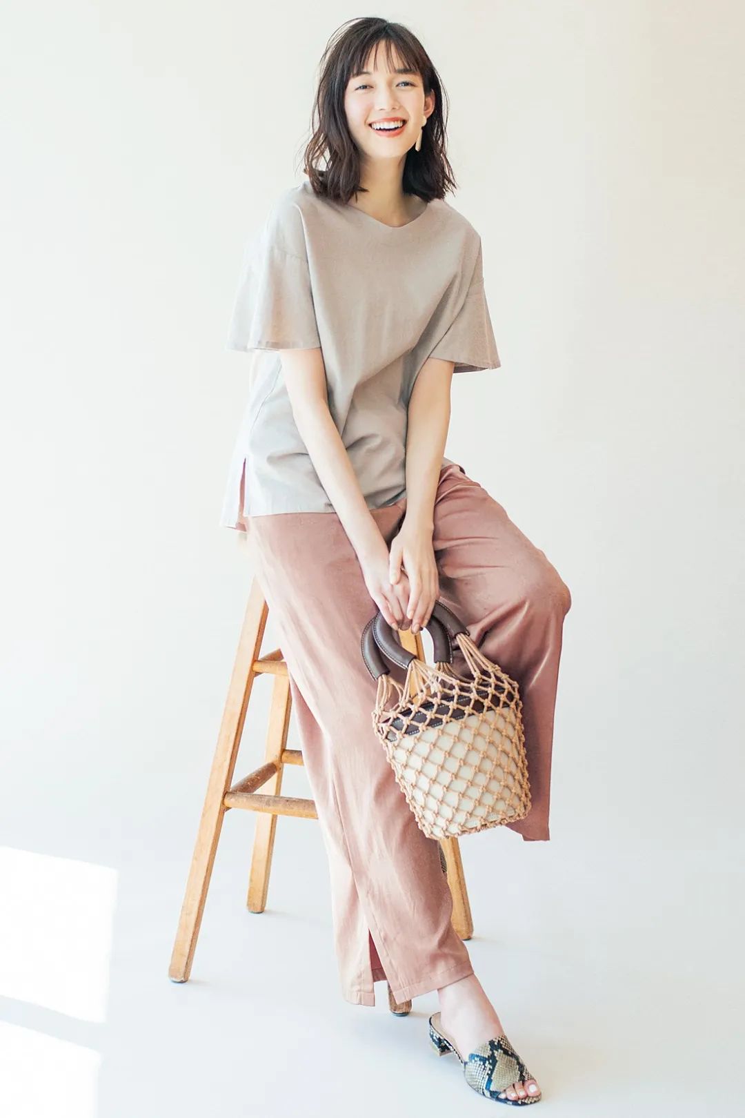 佐藤栞里的日系穿搭倾情演绎夏日实用主义好看又清新的典范