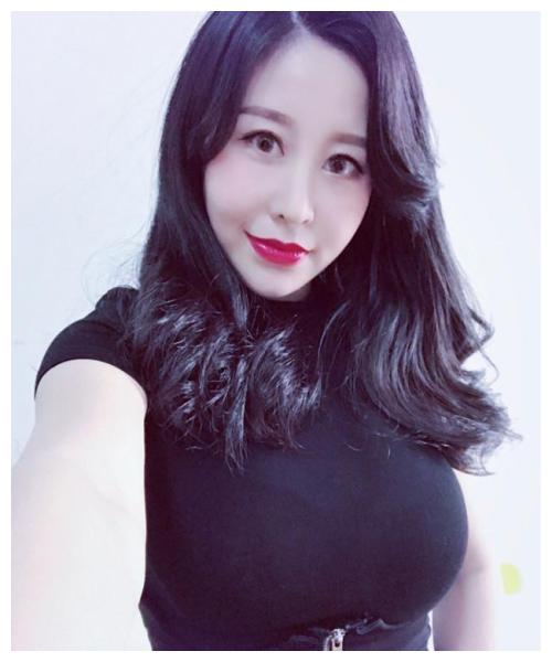 吕帅希真正走红是在2014年,当时她受邀执裁中式台球锦标赛,吕帅希凭借