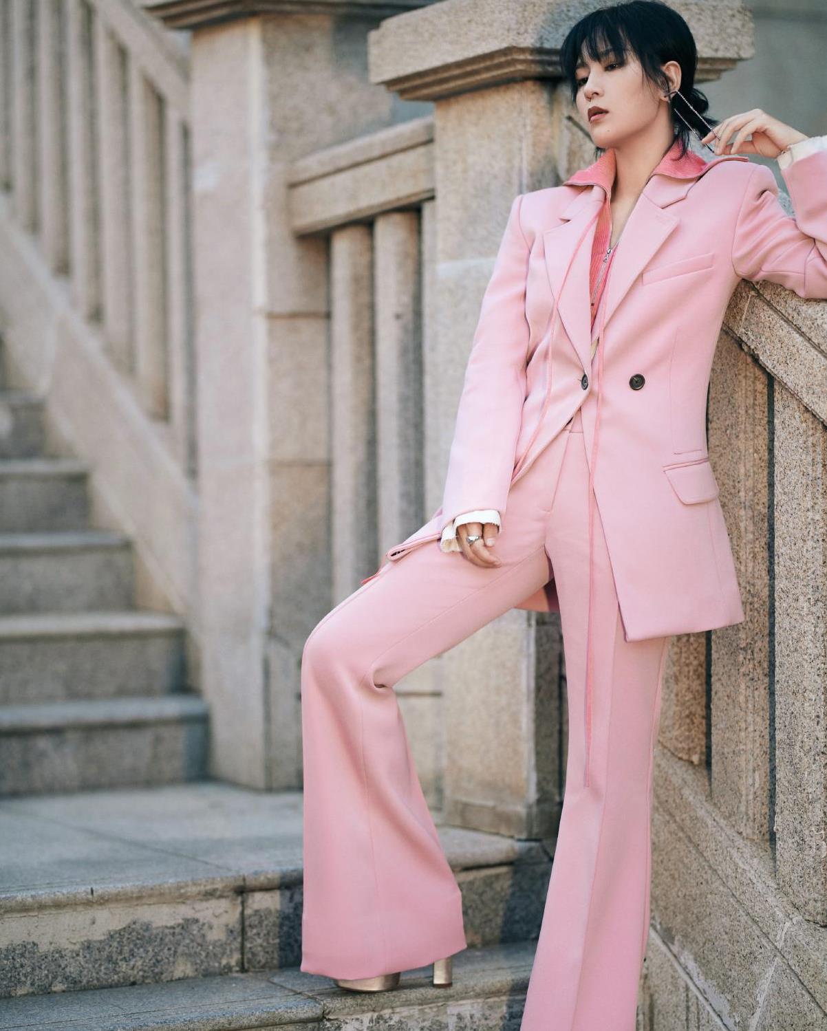 周笔畅挑战新风格!樱花粉西装优雅随性,展现酷女孩的梦幻美