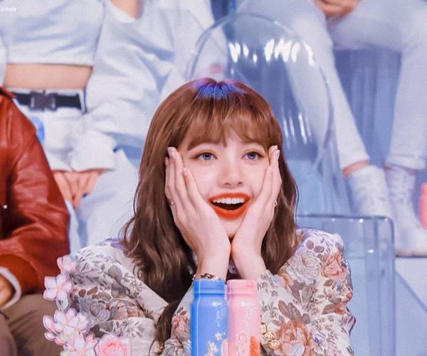 人间芭比lisa和欧阳娜娜撞衫相差3岁一个装成熟一个装嫩