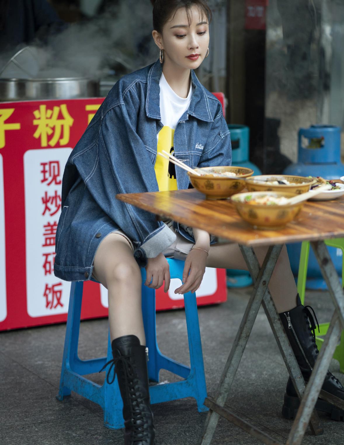 殷桃这穿搭风格惹人爱牛仔外套搭短裤结合短靴呈现酷酷的风格