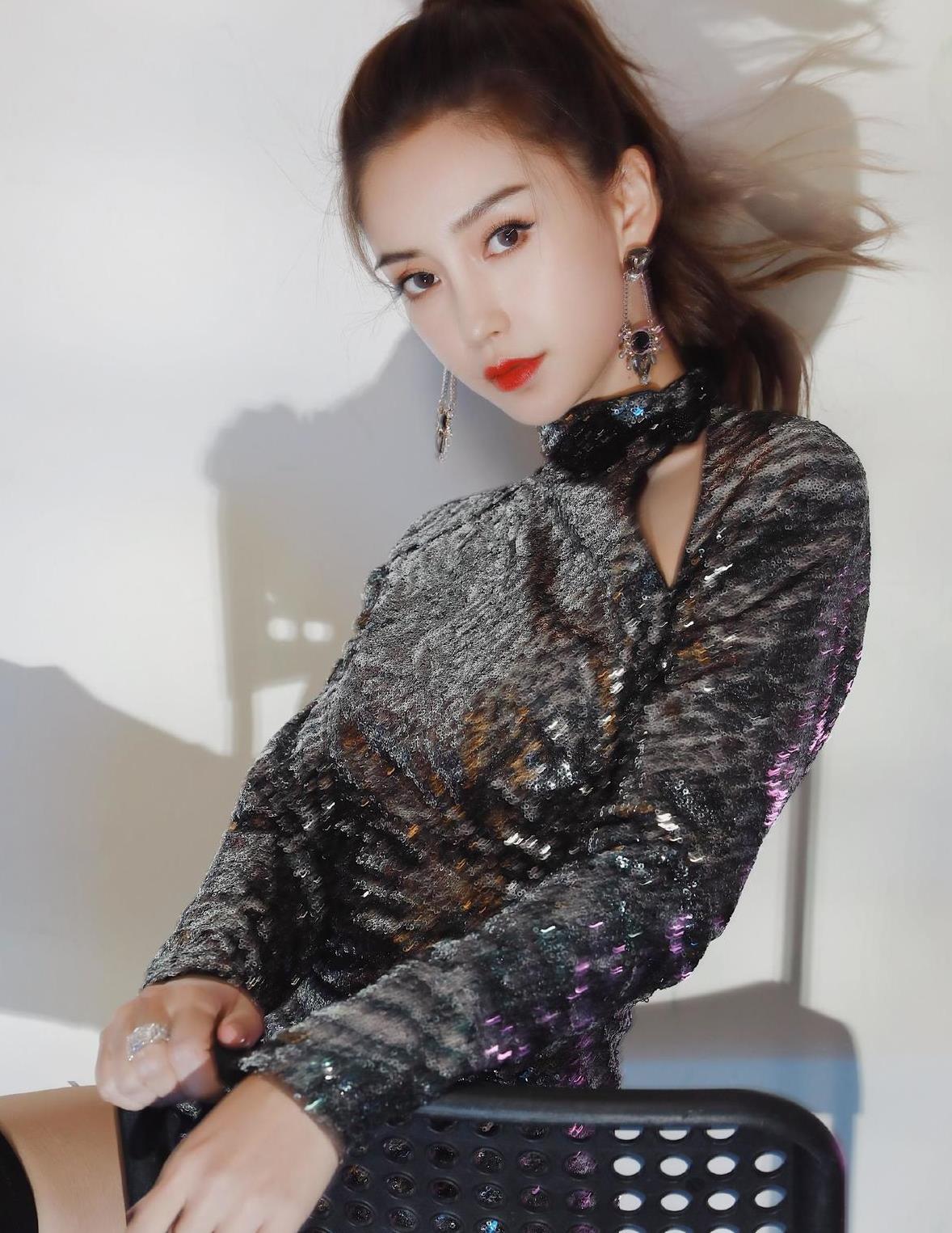angelababy美得让人心动穿亮片连衣裙少女感扑面而来
