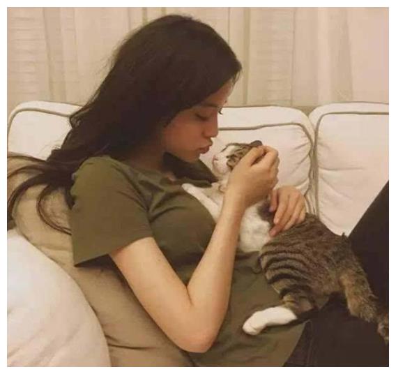 有种"发育过度"叫欧阳娜娜,当她半躺那一刻,粉丝眼睛都直了!