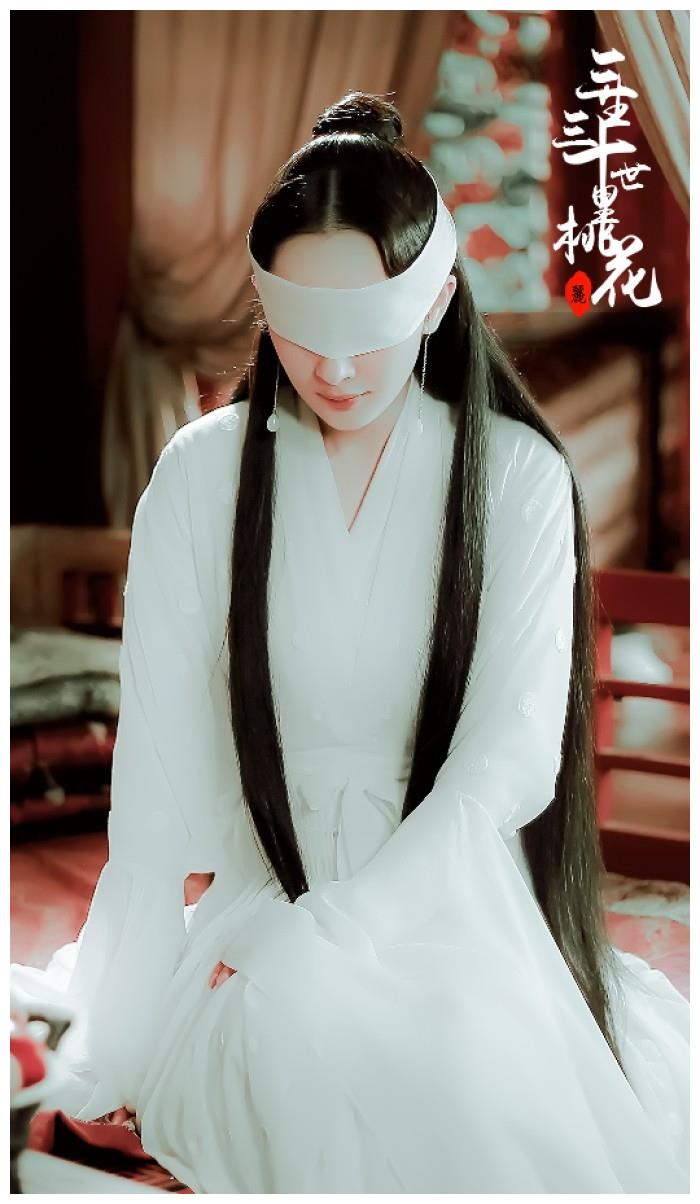 即使蒙着眼也有古装美人的氛围,姑姑不愧是"四海八荒第一美人".
