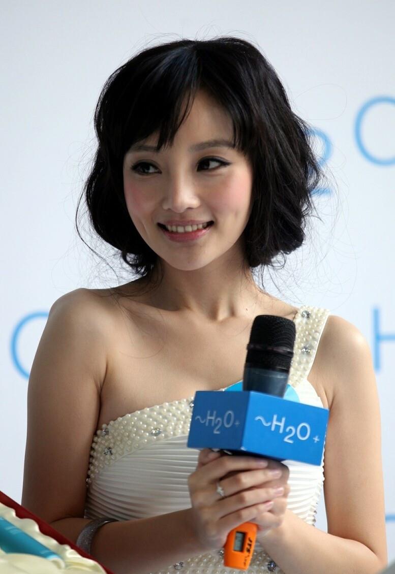 年轻的李小璐有多美穿白色单肩礼服配波波头甜得让人心动