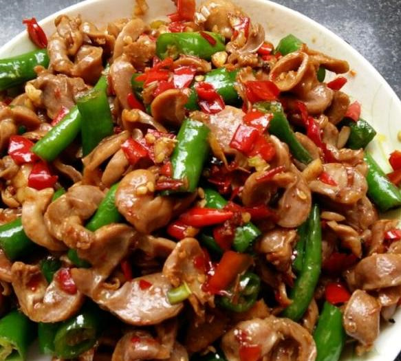 一般喜欢吃辣的朋友去饭店都会点一道爆炒鸡胗,大厨炒的鸡胗鲜嫩入味