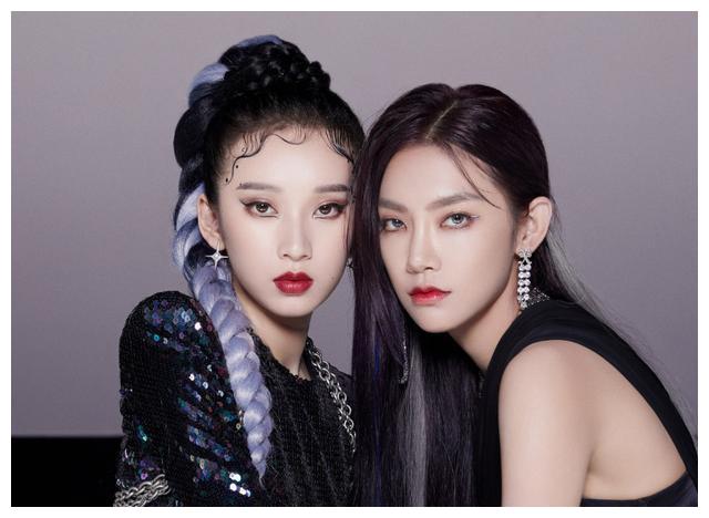 刘令姿曾可妮再次同框,两人变身带货主播,无精修颜值是认真的?