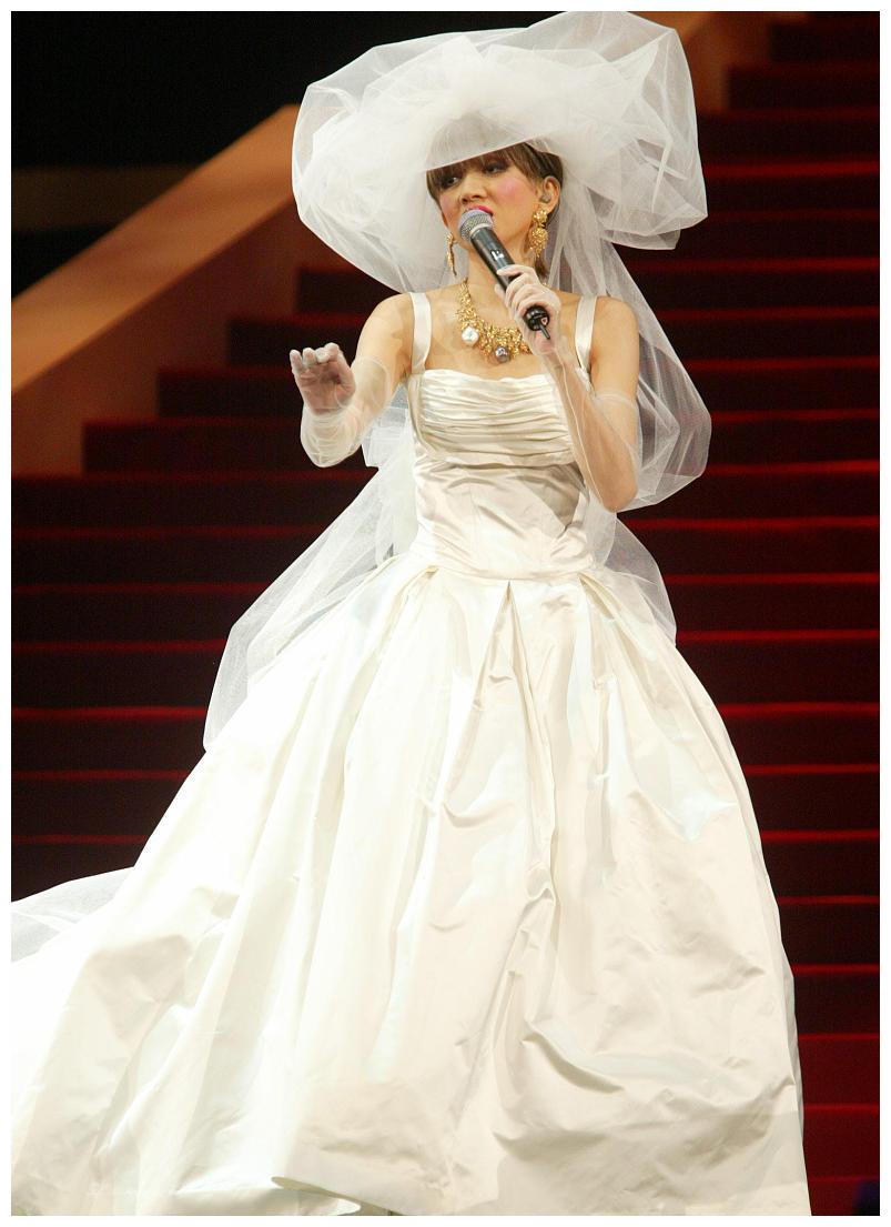 梅艳芳舞台上"风情万种",穿上婚纱真漂亮,没想到成了告别造型麻辣小娱