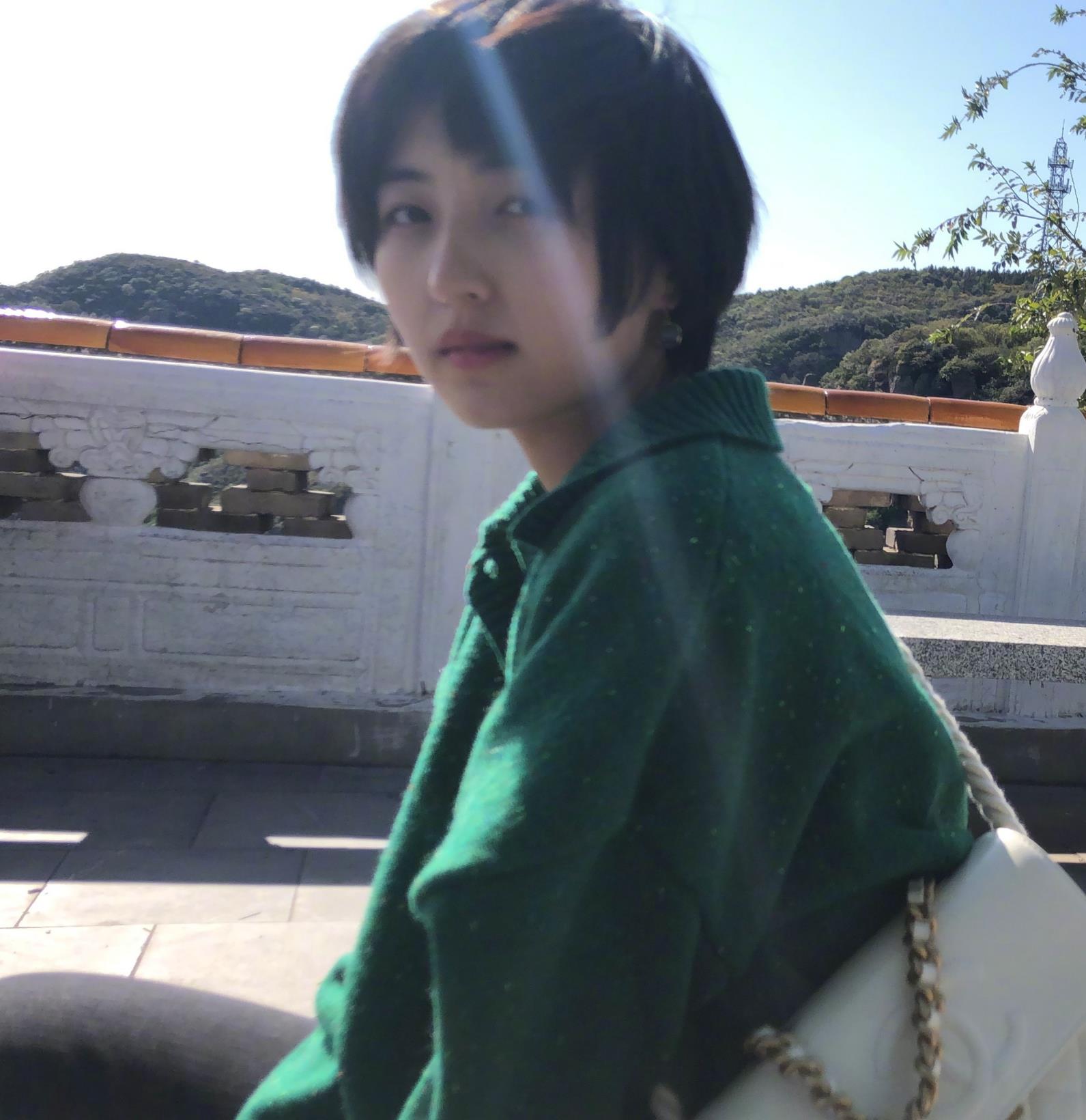 张子枫尝试中性风穿搭,绿色针织衫搭配干练短发,风格格外帅气