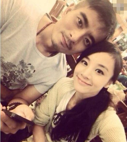 参观陈龙现实的豪宅,餐桌上方还挂绿色装饰物,第一次见这么装修休闲区蓝鸢梦想 - Www.slyday.coM 参观陈龙现实的豪宅,餐桌上方还挂绿色装饰物,第一次见这么装修休闲区蓝鸢梦想 - Www.slyday.coM