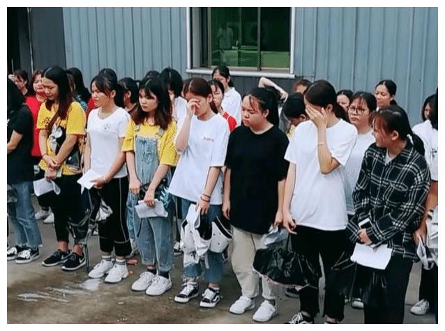 工厂把两班倒改成八小时双休制，员工立马离职，网友：现实很残酷休闲区蓝鸢梦想 - Www.slyday.coM