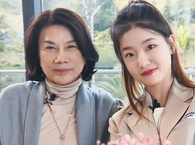 22岁女孩成为董明珠秘书 董明珠：希望将她培养成下一个自己休闲区蓝鸢梦想 - Www.slyday.coM