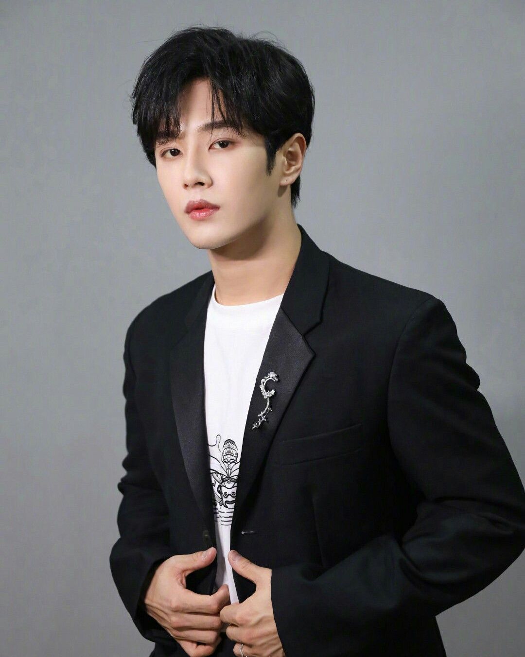 李汶翰身着黑色休闲西服搭配胸针,时尚魅力_高清图集_新浪网