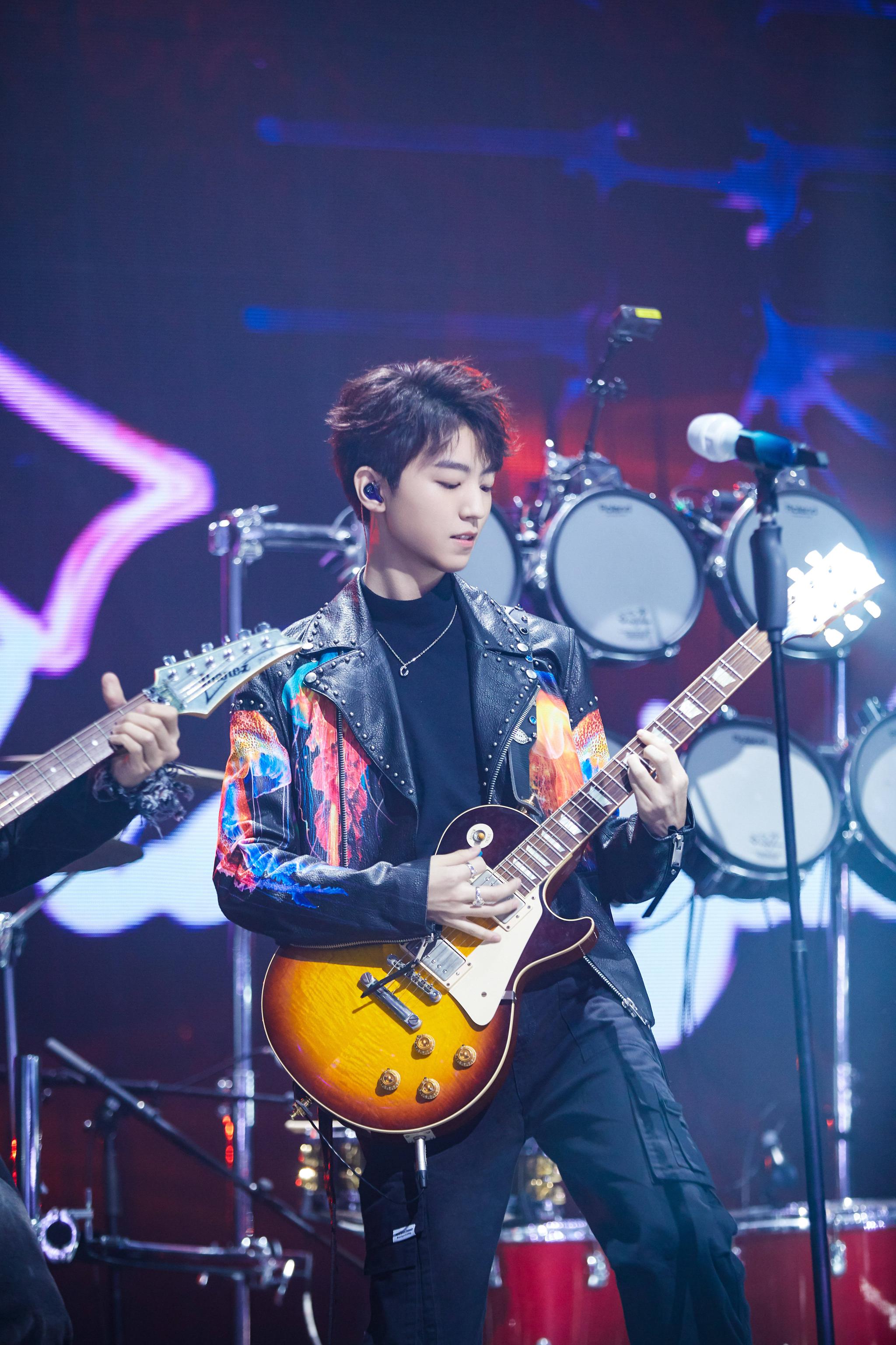 王俊凯原创rap词唱出态度，坚定路途少年无畏。