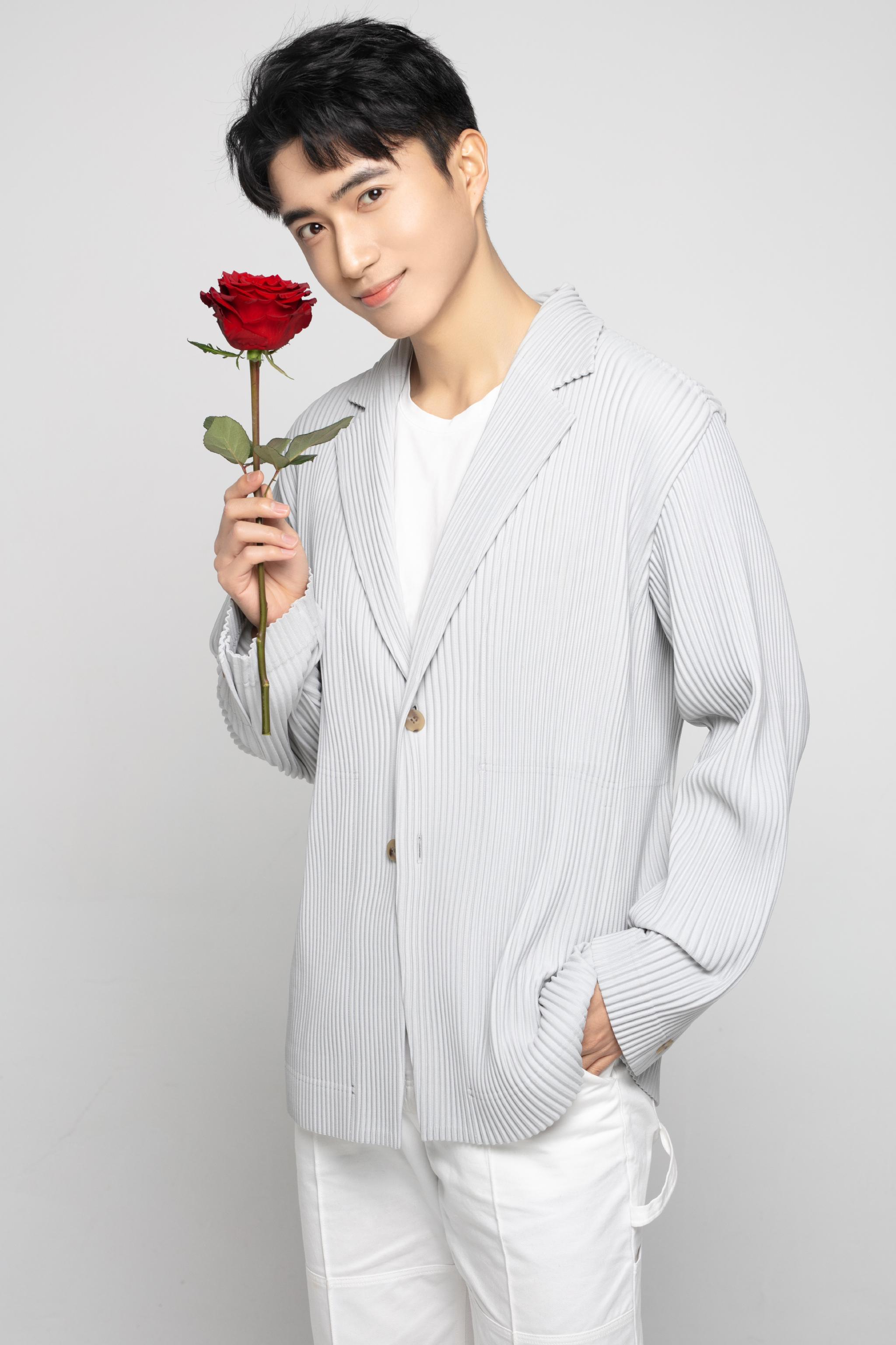 张瑞成情人节限定写真手执玫瑰拾摘浪漫絮语