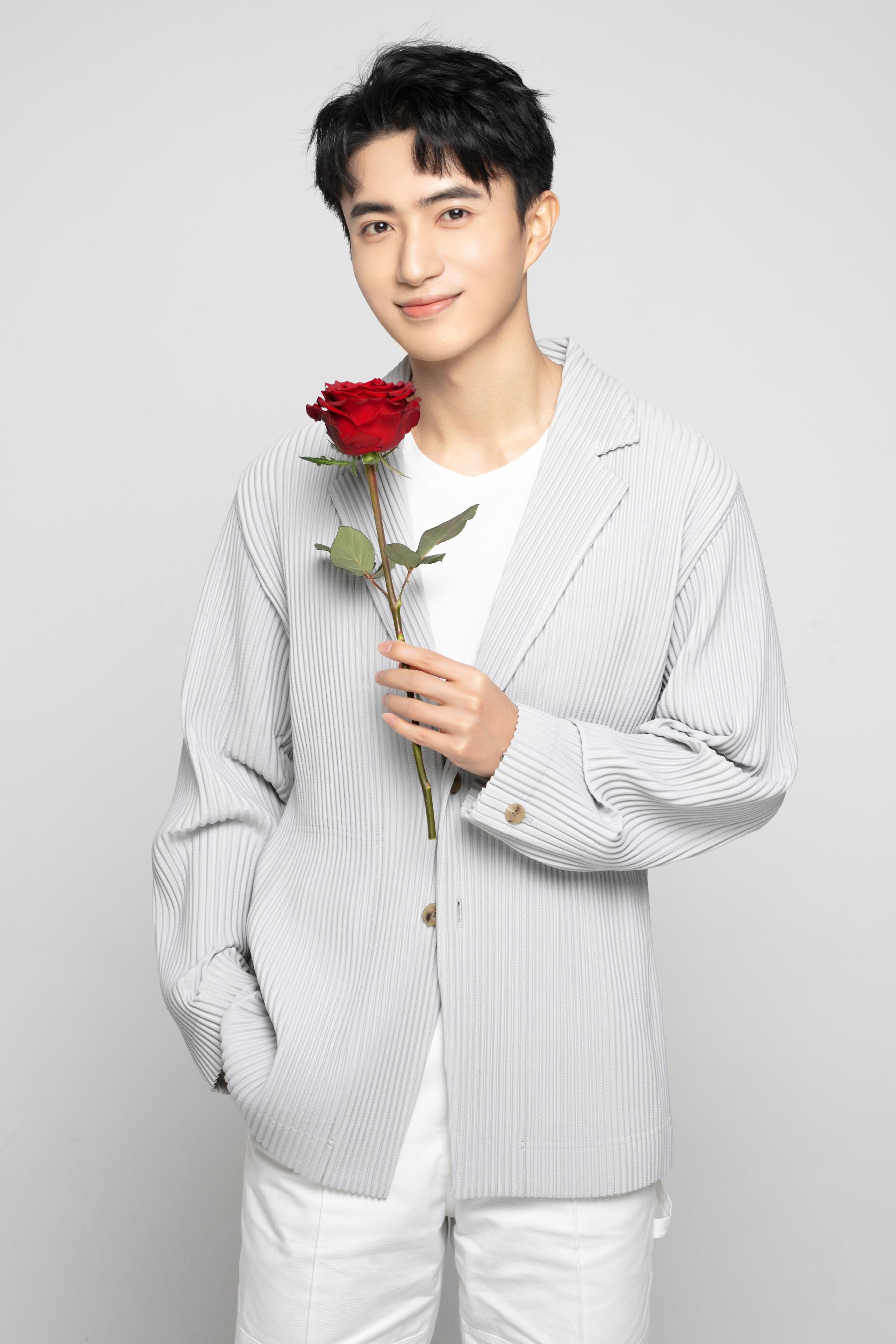 张瑞成情人节限定写真手执玫瑰拾摘浪漫絮语