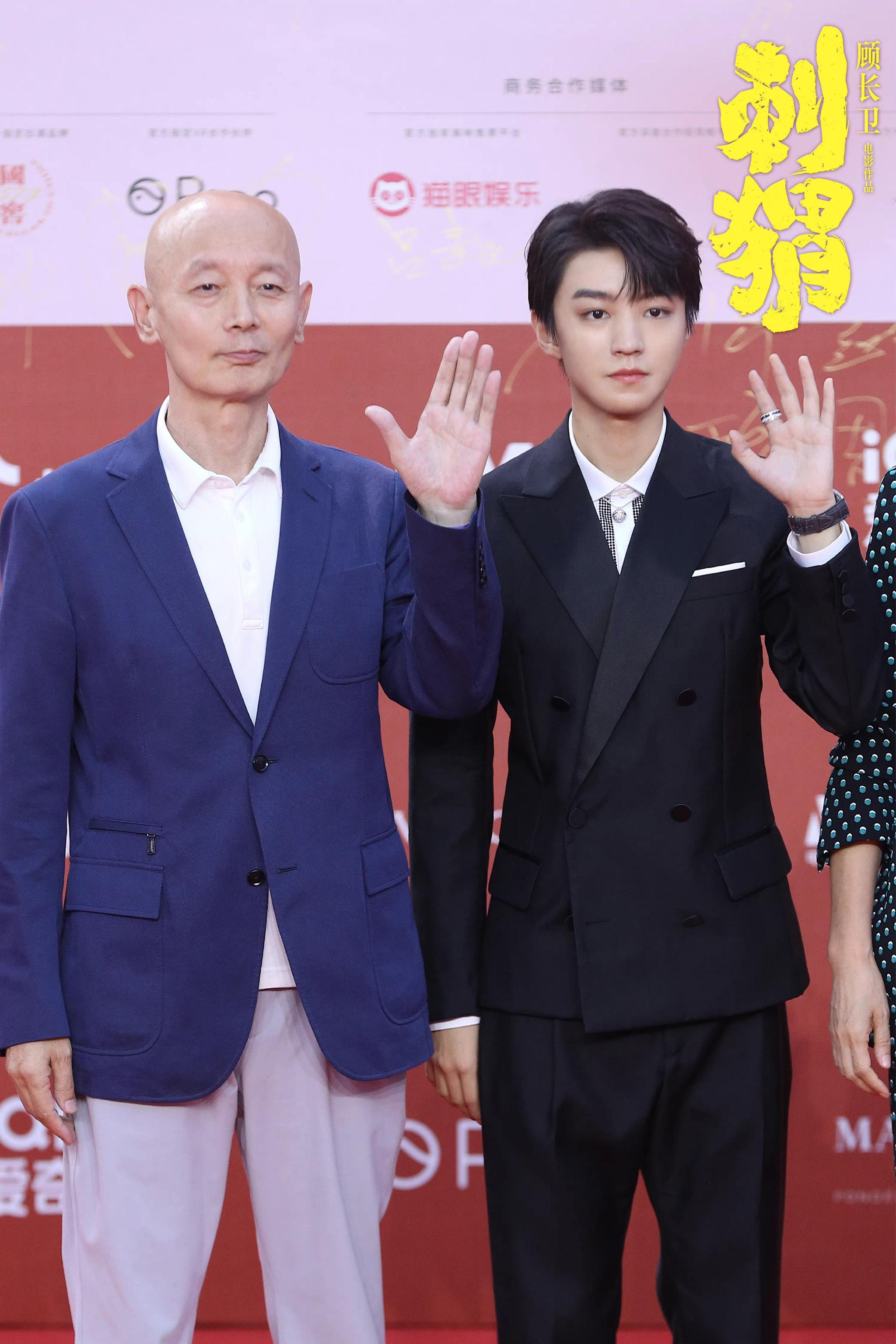 葛优王俊凯刺猬家族首亮相,一家人盛装齐聚北影节开幕红毯