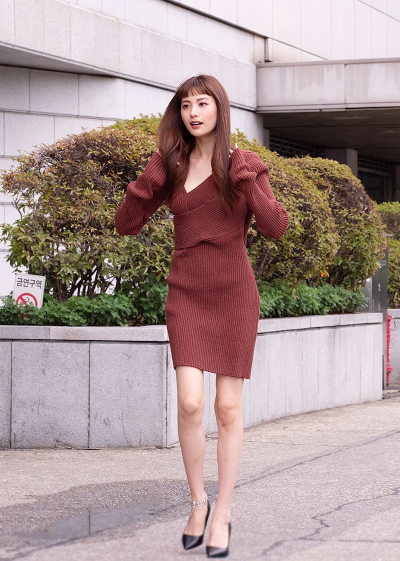 林珍娜钟情竖坑条针织裙,长发配上齐刘海清纯魅力翻倍