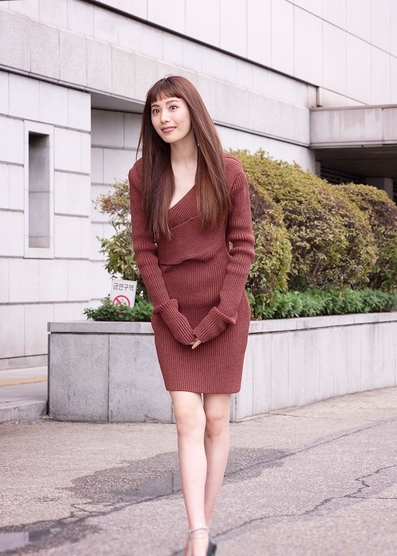 林珍娜钟情竖坑条针织裙,长发配上齐刘海清纯魅力翻倍