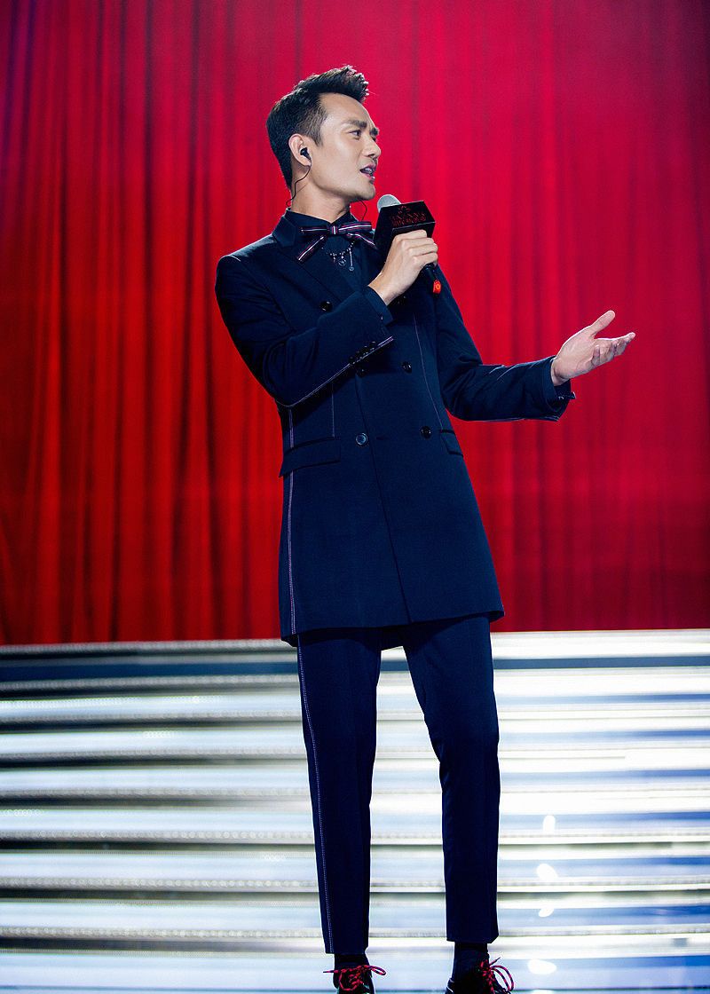 王凯身材比例超好,穿什么衣服都有男人味