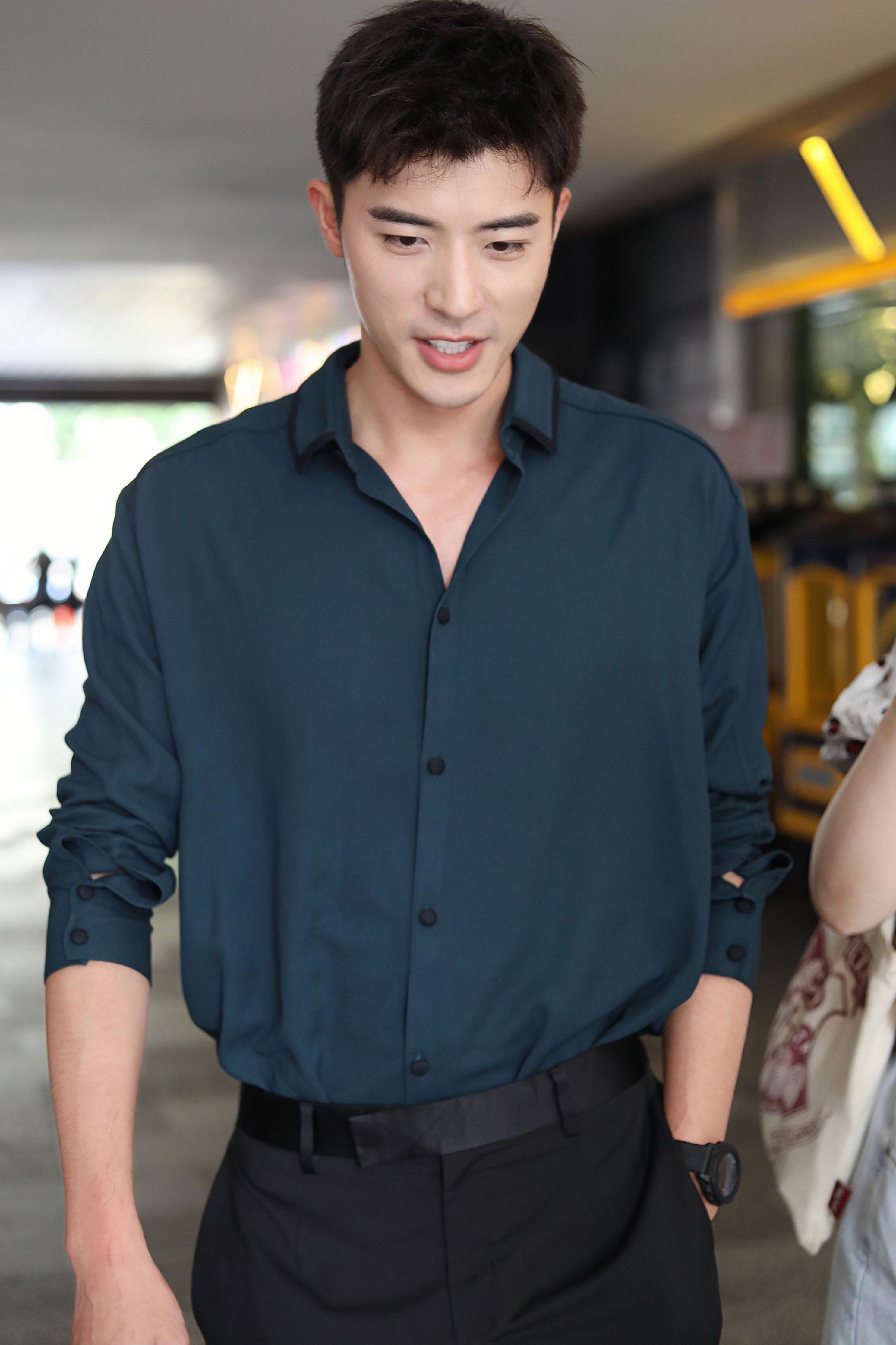 娜扎徐开骋新戏杀青,剧中三位男演员帅气,两位女演员美艳高挑