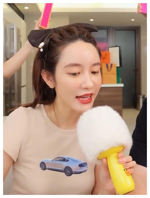 蒋凡事件后火药味仍十足,董花花上寺庙祈福,张大奕直播间唱绿光