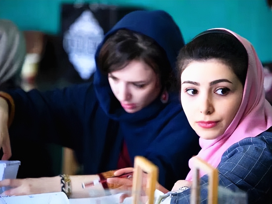 黑头巾大长袍看了伊朗女人的街拍原来头巾也可以美如彩虹