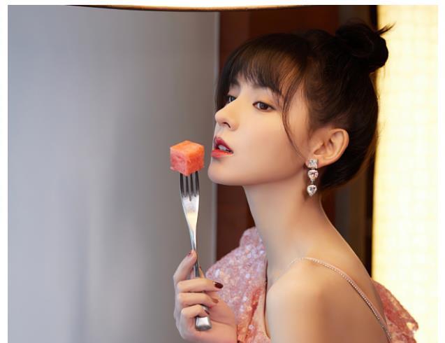 为证明是天然脸,张予曦晒父母照片,与妈妈的鼻梁差距引起热议