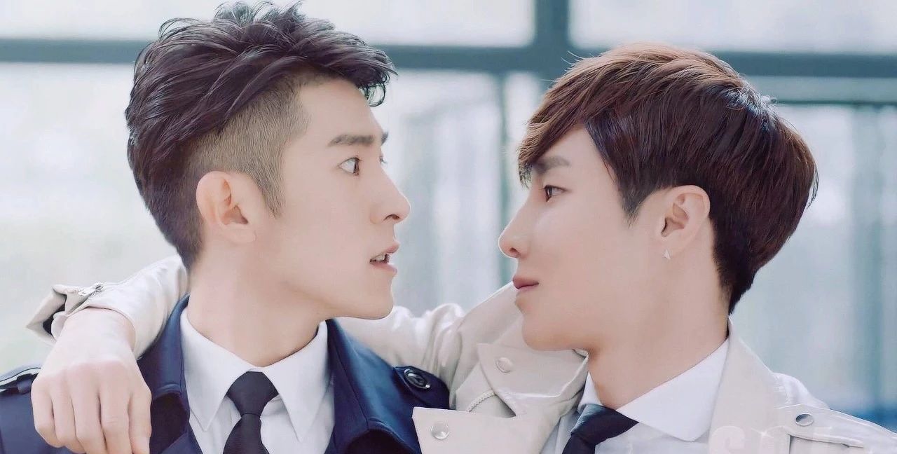 3/ 6小白和展猫猫睡在一起啦2/ 6展耀画画,白羽瞳做模特1/ 6瞳耀一起