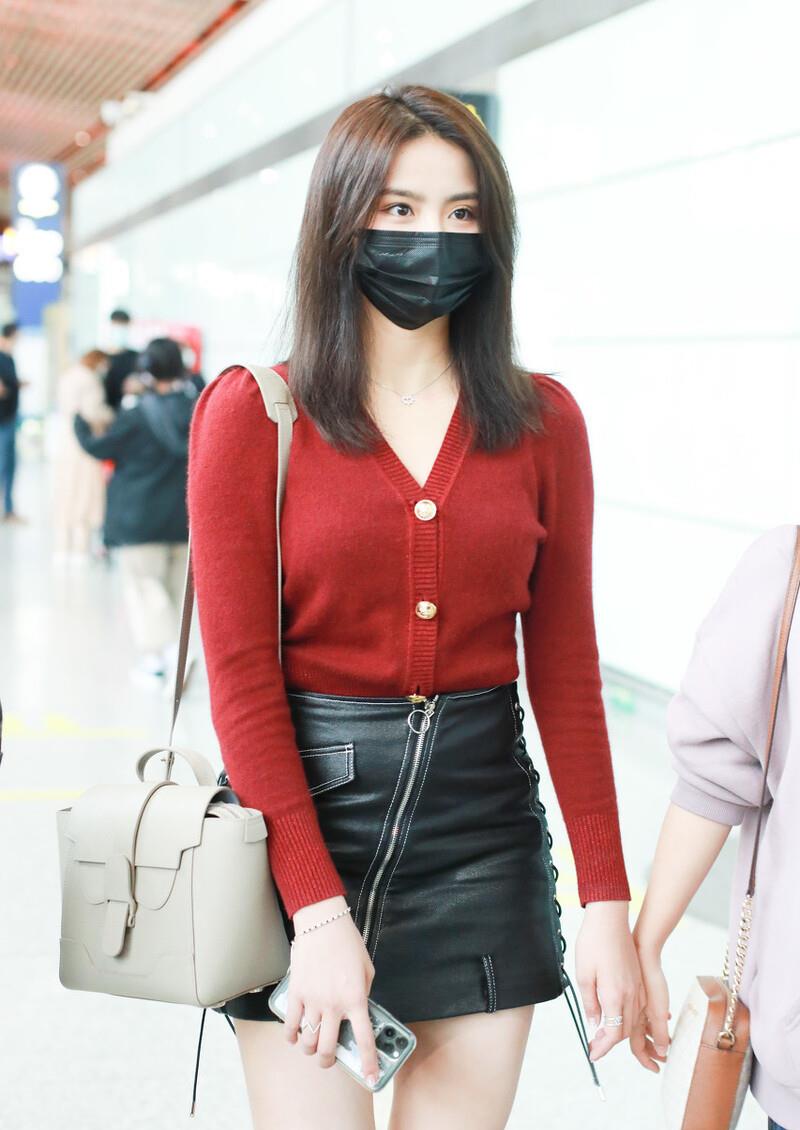 金子涵气质优雅又会穿红色针织衫配半身皮裙好身材让人羡慕