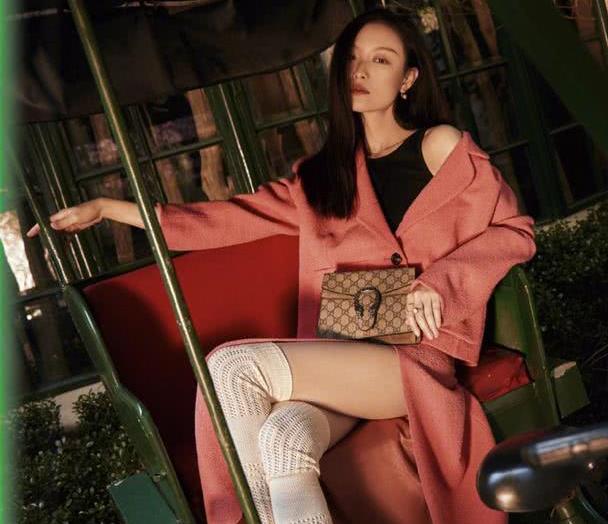 倪妮封面大片曝光繁星花海完美邂逅复古造型清新优雅