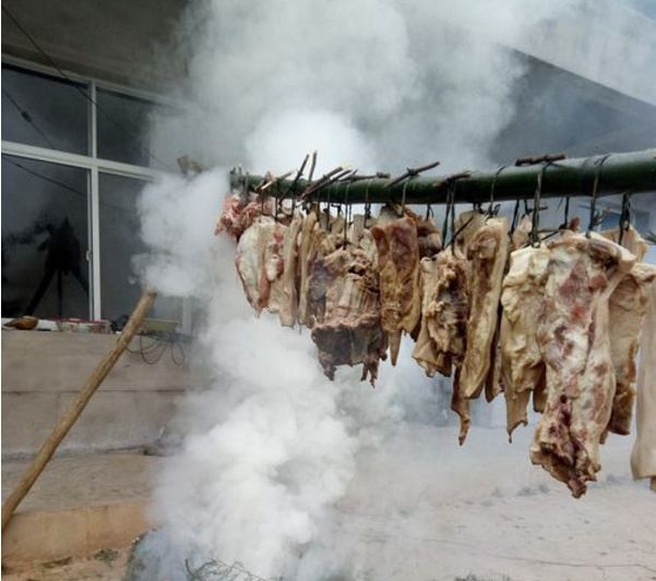 猪肉露天用"烟熏"城里亲戚嫌弃,尝后惊呆,高价将其"包圆"了|猪肉|包圆