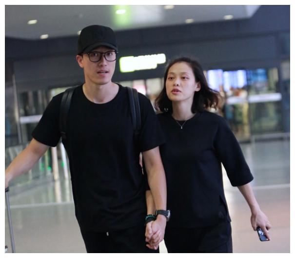 摇头晃脑弹古琴,37岁刘翔一改以往形象,爆炸头像极精神小伙