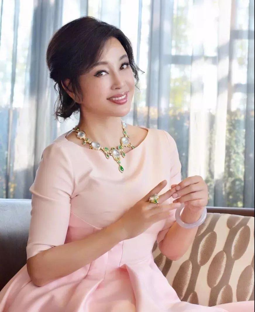 65岁刘晓庆不服老水蓝色长裙靓丽又减龄鹅蛋宝石够闪亮