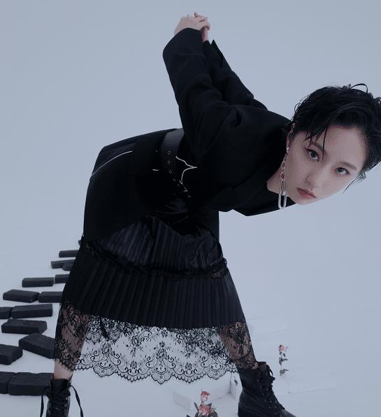 诸葛大力腿细太任性,穿"断层裙"却搭配马丁鞋,没想到贼显腿短