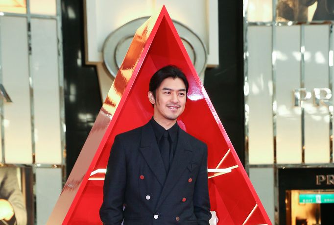 陈柏霖长发蓄胡造型,帅气不失野性_高清图集_新浪网