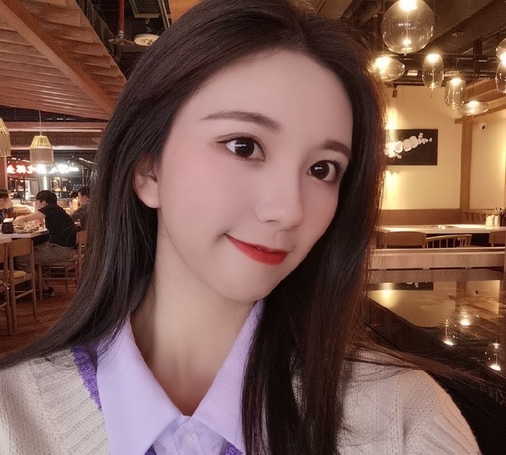 美女歌手黄楚茵迷人自拍美照欣赏真好看