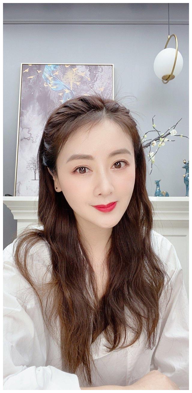 还记得上错花轿嫁对郎中的杜冰雁吗她也开始直播带货了