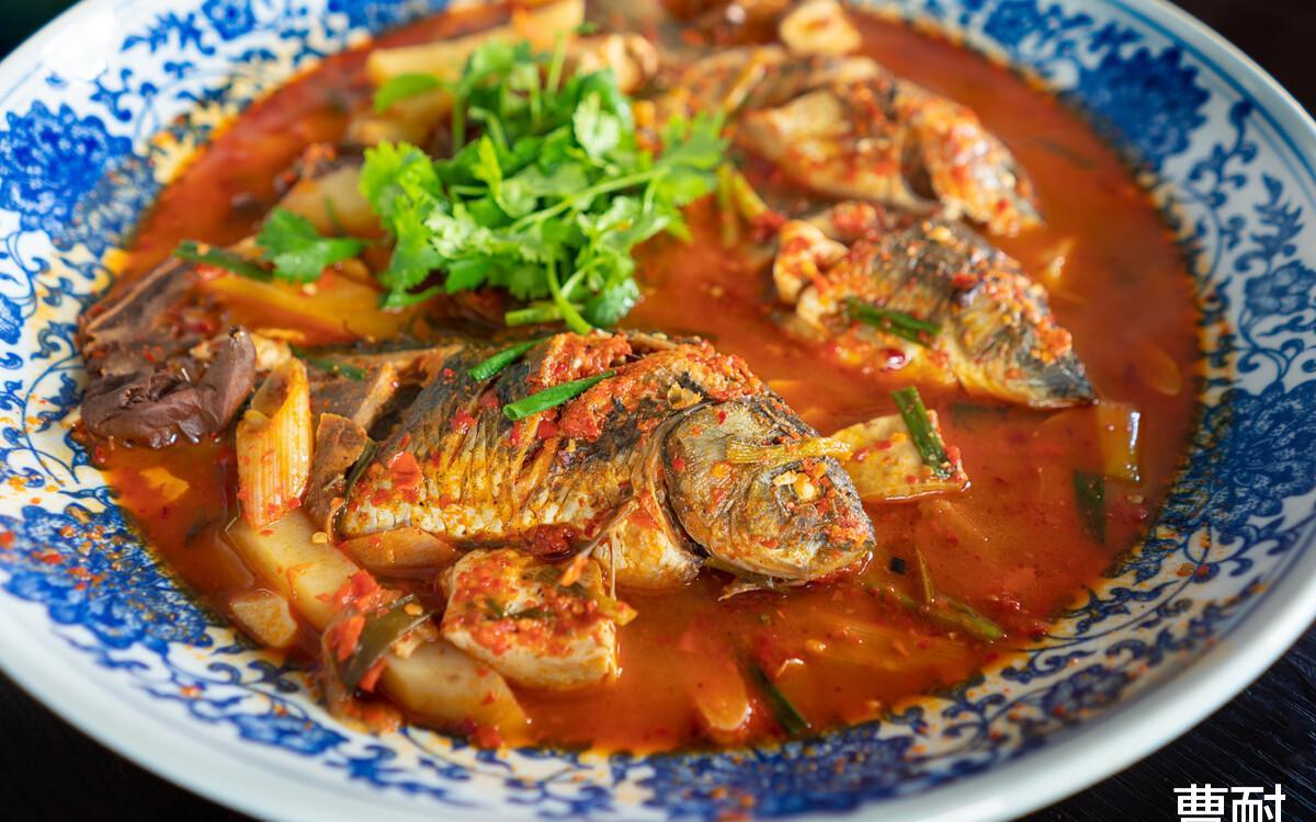 靠水吃水,洱海的小鲫鱼,在白族巧妇的手艺里,用雕梅调味,焕活新的风味